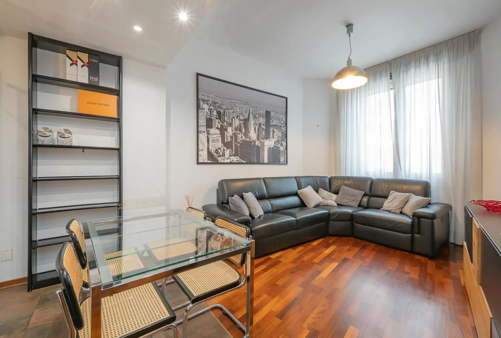 Youhosty - Elegant Duomo Apartment Милан Италия