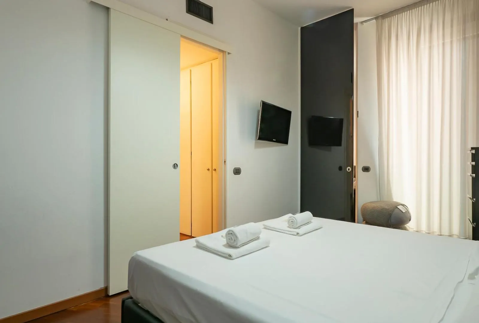 Youhosty - Elegant Duomo Apartment Milan 0*,