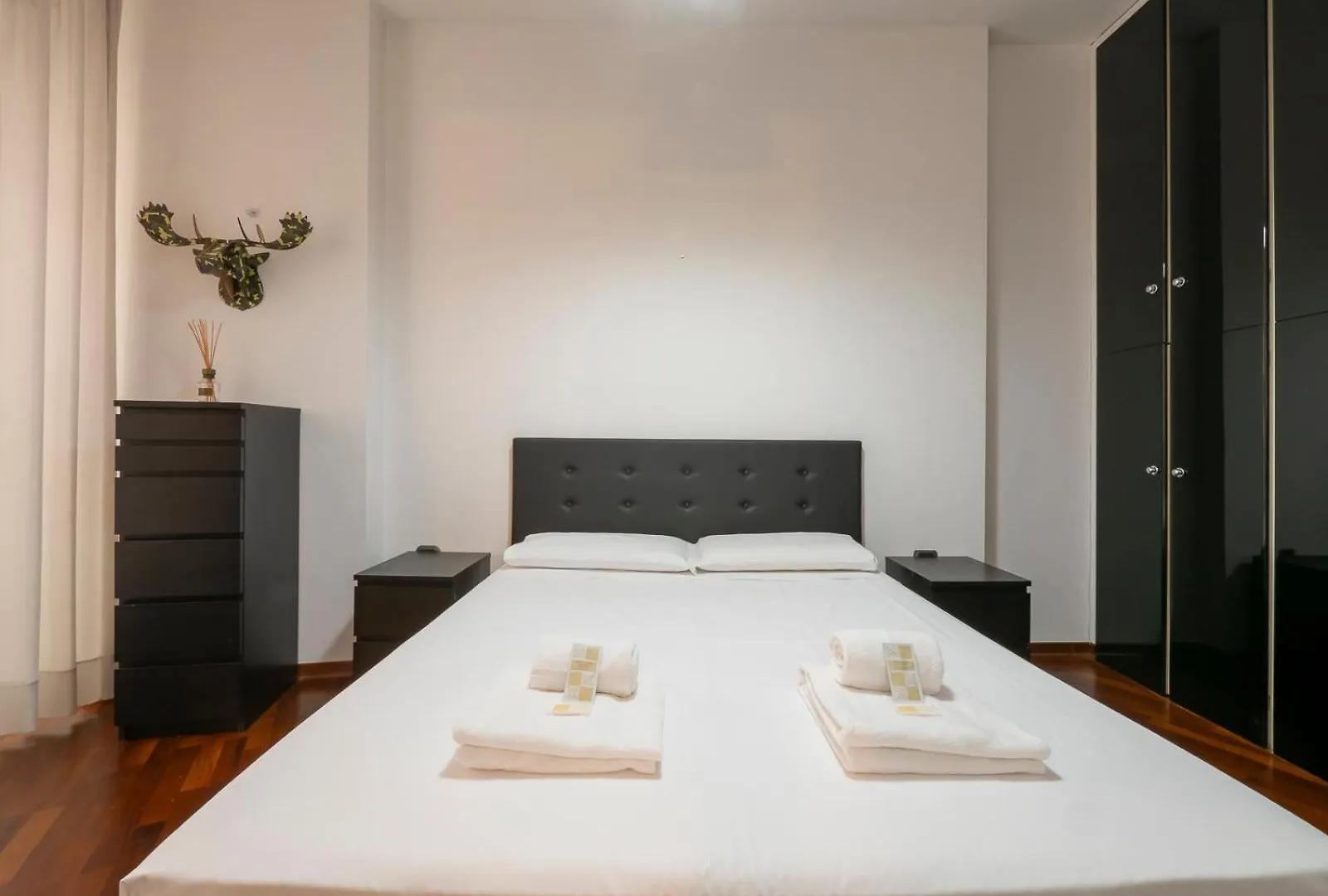 Youhosty - Elegant Duomo Apartment Milan Italy